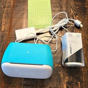Cricut Joy Craft Cutter Machine in Teal and White - perfect condition never used